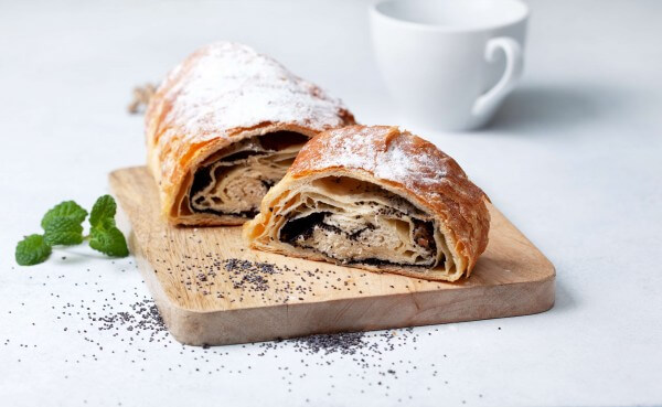 Mohnstrudel-mit-Griess-und-Rotwein